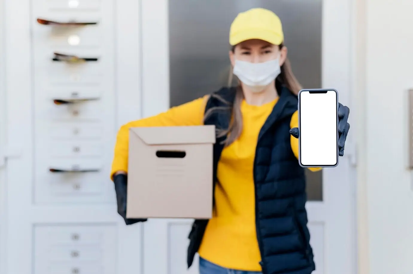 Средний план: женщина держит смартфон.