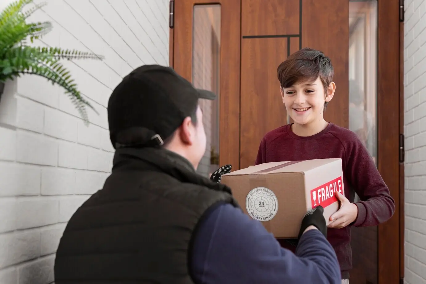 Курьер доставляет посылку клиенту.